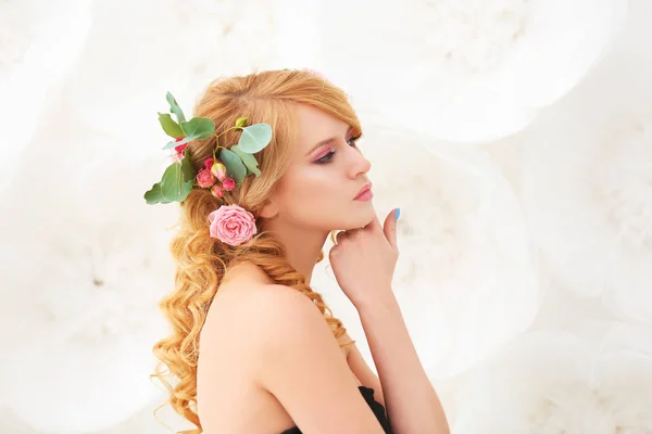 Junge Frau mit Blumen im Haar — Stockfoto