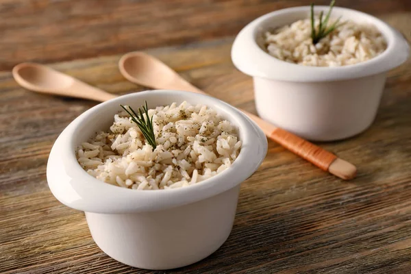 Dos cuencos con arroz integral sobre fondo de mesa de madera — Foto de Stock