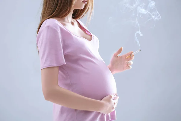 Pregnant woman smoking cigarette — Stock Photo, Image