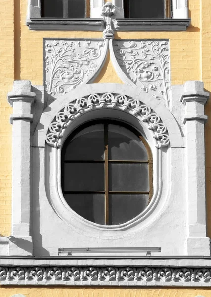Hermosa ventana de madera con fondo de pared ornamentado — Foto de Stock