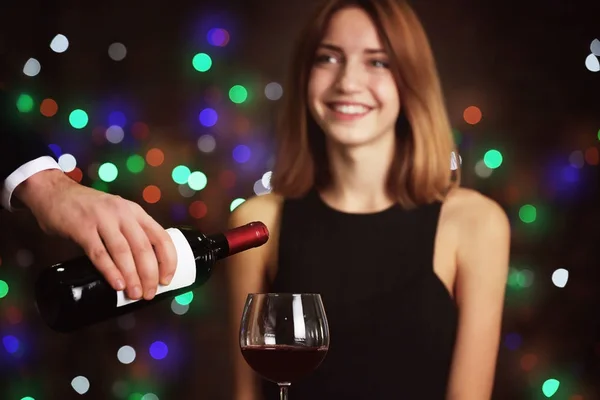 パーティーで美しい女性にワインのウェイター — ストック写真