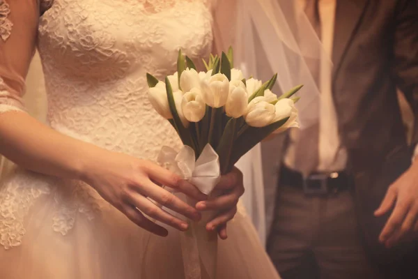 เจ้าสาวถือช่อดอกไม้แต่งงาน — ภาพถ่ายสต็อก