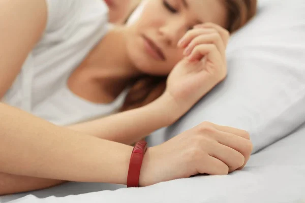 Evde Yatakta Closeup Dinlenme Uyku Izci Ile Genç Kadın — Stok fotoğraf
