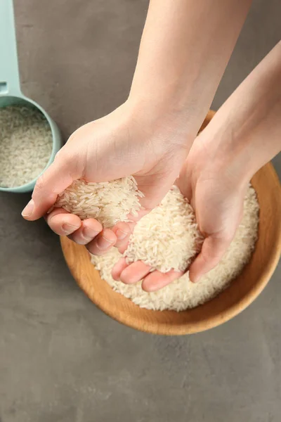 Женщина берет рис из миски — стоковое фото
