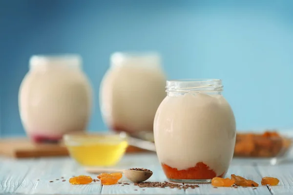 Glasburk med läckra yoghurt — Stockfoto