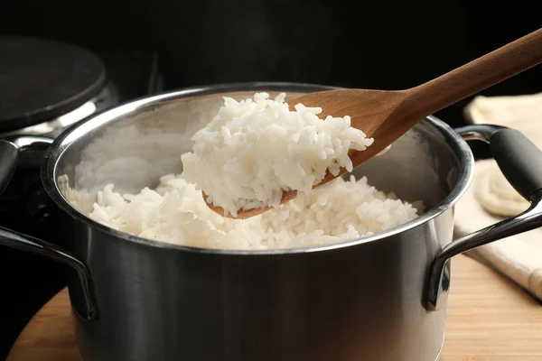 Arroz cocido en cacerola —  Fotos de Stock