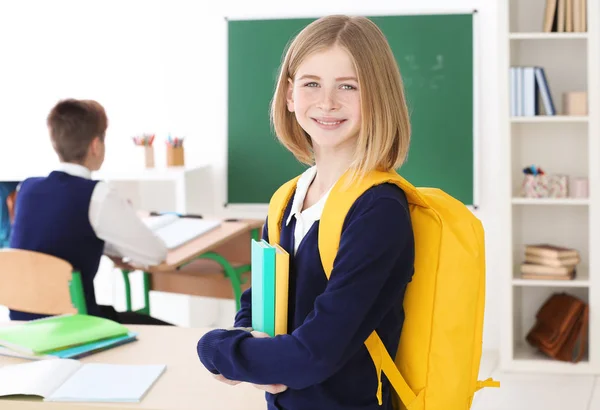 Nettes Mädchen mit Rucksack — Stockfoto