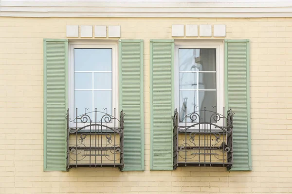 Vintage windows och persienner med tegelvägg — Stockfoto