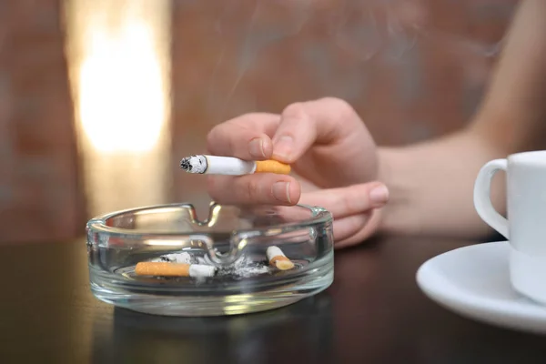 Mano de mujer fumadora sosteniendo cigarrillo — Foto de Stock
