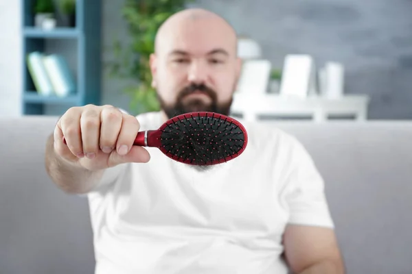 Homem careca com escova de cabelo — Fotografia de Stock