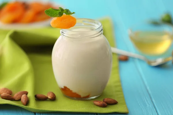 Glas mit köstlichem Joghurt — Stockfoto