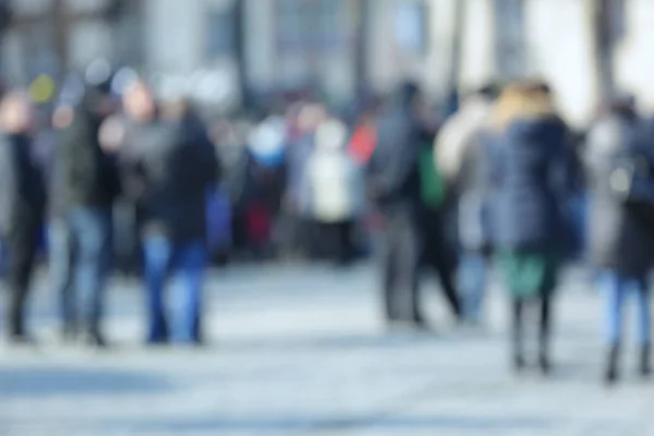 Folle di persone che camminano sulla trafficata strada della città — Foto Stock