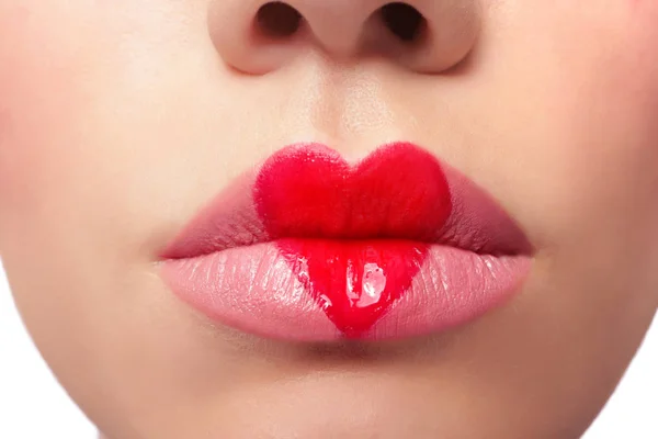 Güzel kadın kalp ile dudakları boyalı — Stok fotoğraf
