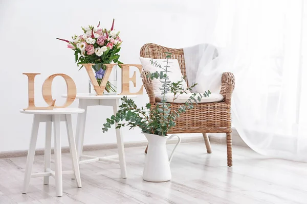 Дизайн інтер'єру кімнати з квітами — стокове фото