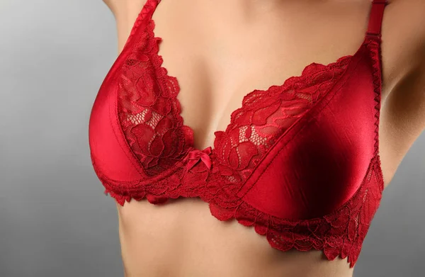 Giovane donna in reggiseno rosso — Foto Stock