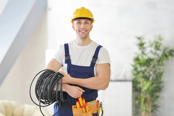 Araçları ile genç elektrikçi — Stok fotoğraf