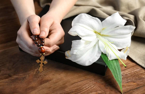 Tangan wanita memegang rosario — Stok Foto