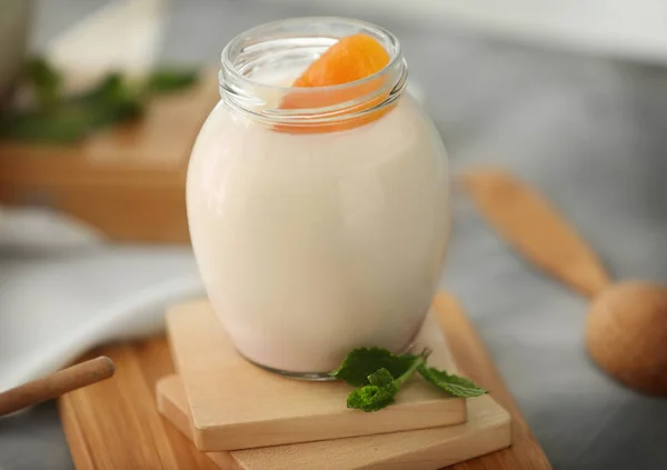 Glas mit köstlichem Joghurt — Stockfoto