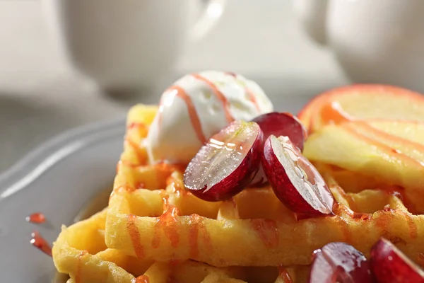 Leckere Waffeln mit leckeren Früchten — Stockfoto