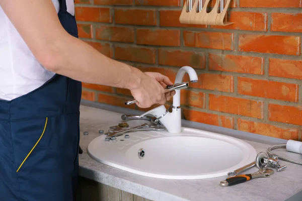 Plumber repairing faucet — Stock Photo, Image