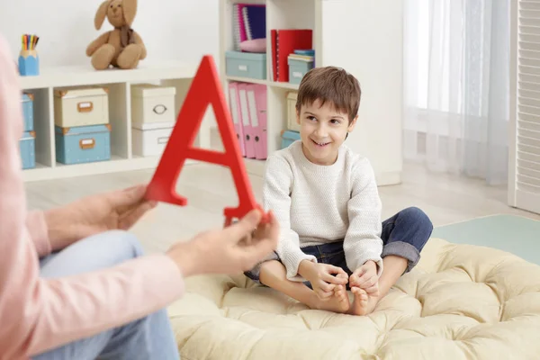 Menino no consultório de fonoaudiologia — Fotografia de Stock