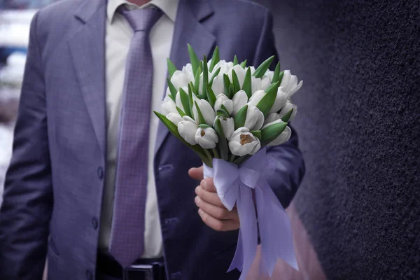 Brudgummen med vacker blombukett — Stockfoto