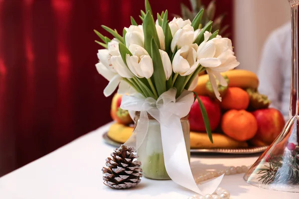 Krásná svatební kytice na stole — Stock fotografie