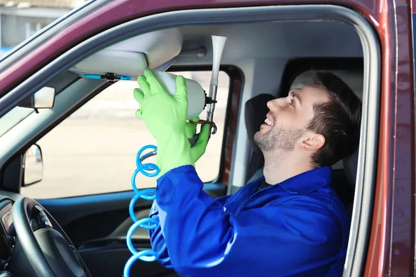 車サロンから汚れを除去するクリーナー — ストック写真