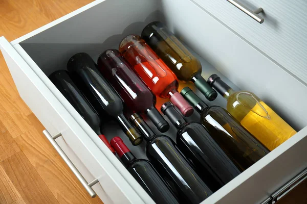 Cajón de cocina con surtido de botellas de vino — Foto de Stock
