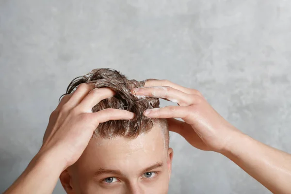 Homem lavando cabelo — Fotografia de Stock