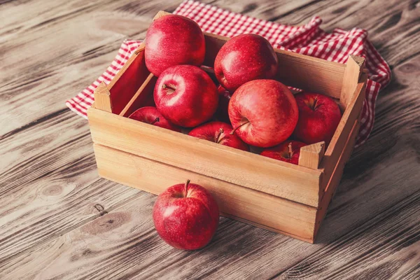 Pudełko z świeżych jabłek — Zdjęcie stockowe
