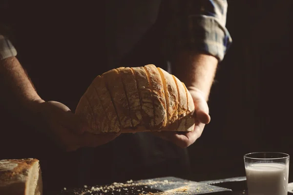 Uomo con pane a fette — Foto Stock