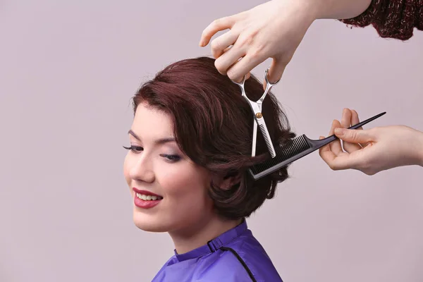 Hairdresser making beautiful haircut — Stock Photo, Image