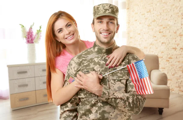 Щасливий солдат з дружиною вдома — стокове фото