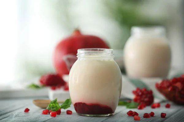 Glas mit köstlichem Joghurt — Stockfoto