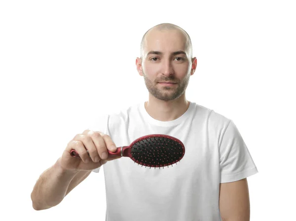 Conceito de perda de cabelo. Jovem com pente de cabelo no fundo branco — Fotografia de Stock