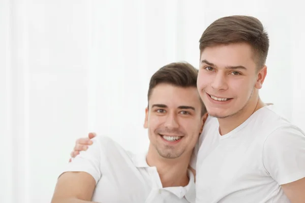 Heureux gay couple — Photo