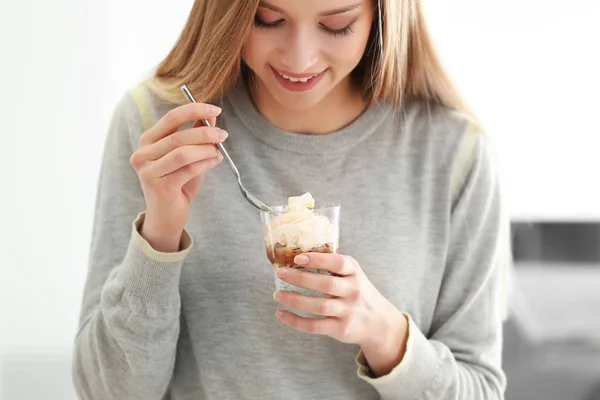 Mujer con postre de helado — Foto de Stock