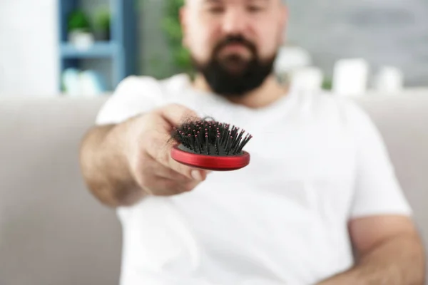 Homem com escova de cabelo — Fotografia de Stock