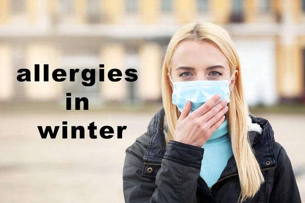 Text Allergier Vinter Bakgrunden Sjuk Kvinna Ansiktsmask Utomhus — Stockfoto