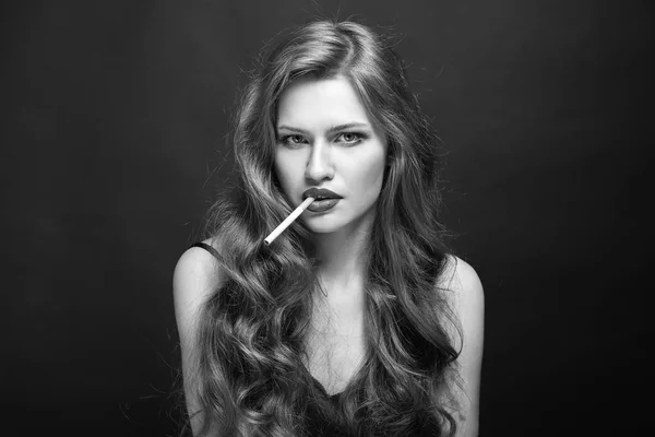 Mulher bonita com cigarro — Fotografia de Stock