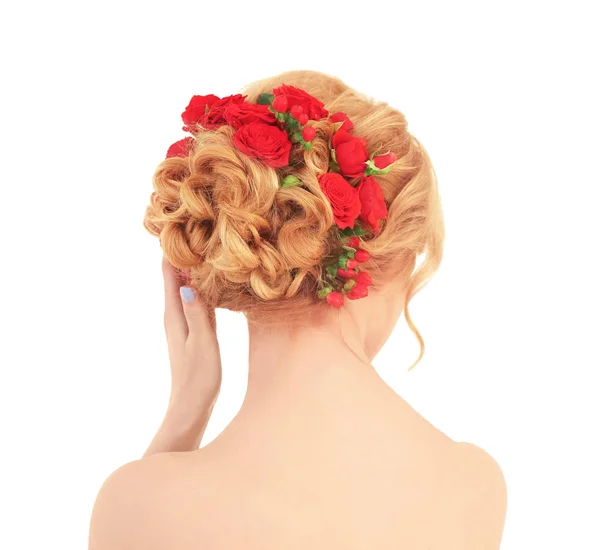 Penteado feminino com flores — Fotografia de Stock