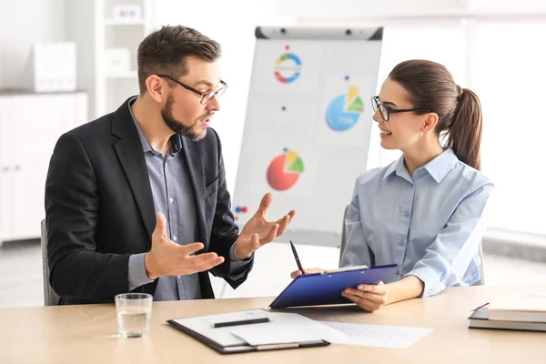 Manager diskutieren Themen — Stockfoto