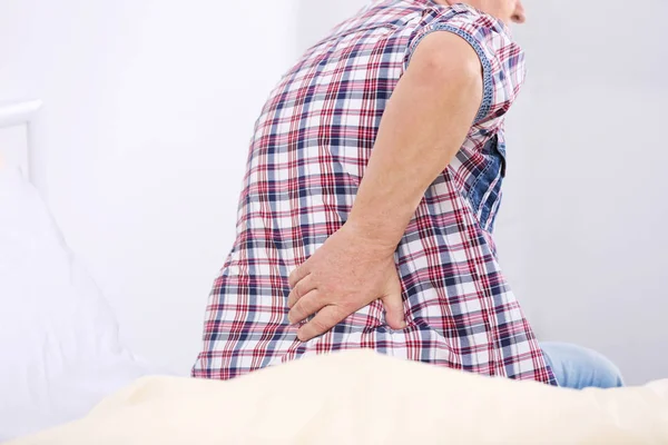 Hombre que sufre de dolor de espalda — Foto de Stock