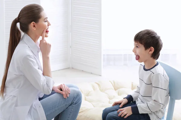 Boy at speech therapist office — Stock Photo, Image