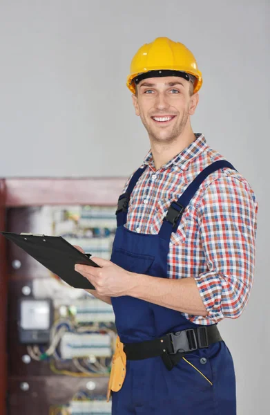 Jonge elektricien met Klembord — Stockfoto