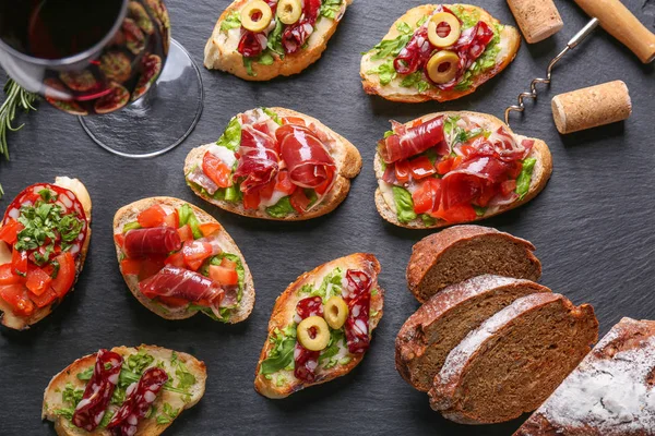 Bruschetta servido com vinho — Fotografia de Stock