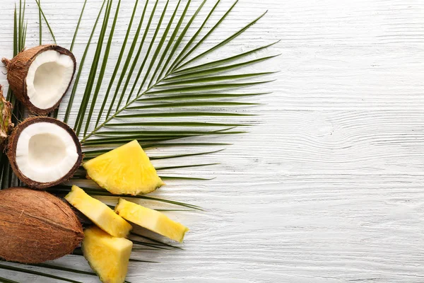 Composición de rodajas de piña fresca y cocos —  Fotos de Stock