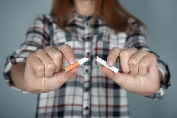 Wyświetlić zbliżenie kobieta łamanie papierosa w dłoni — Zdjęcie stockowe
