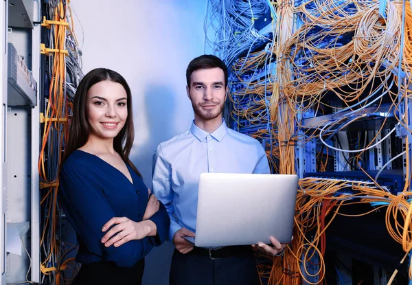 Ingenieros en la sala de servidores — Foto de Stock